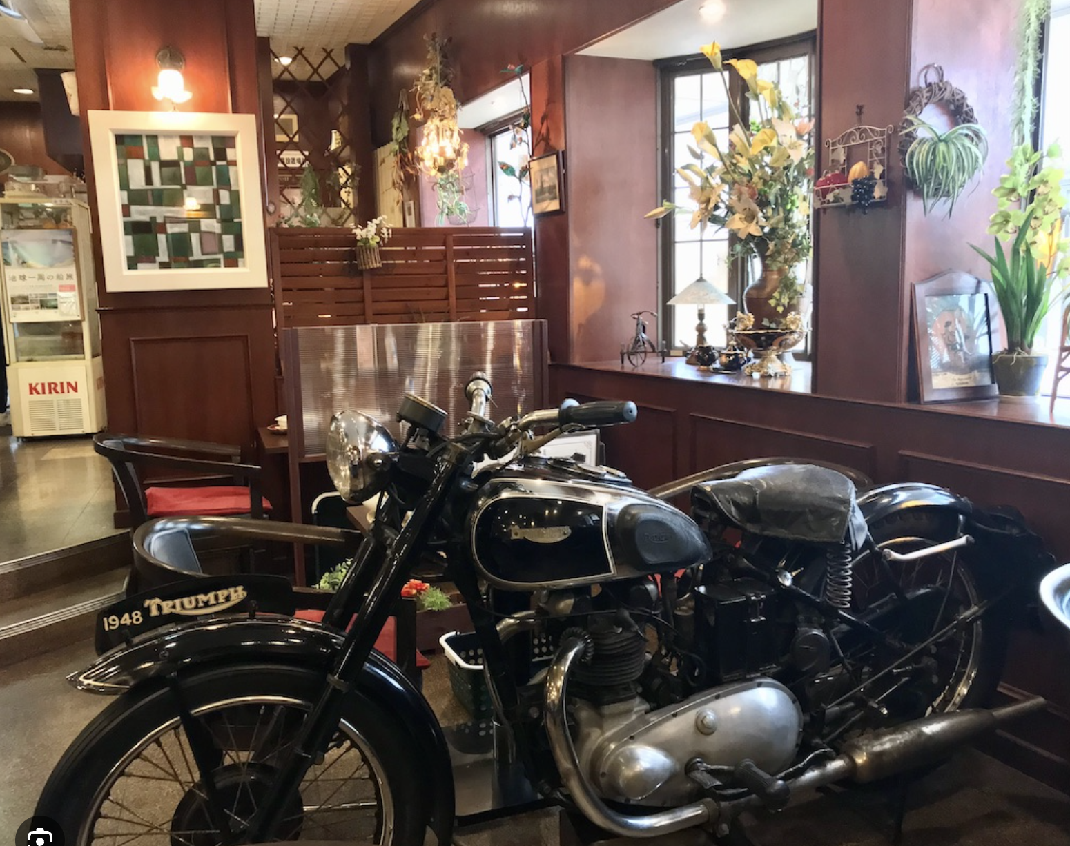 1948年型 TRIUMPH — 店内に鎮座するシンボル
